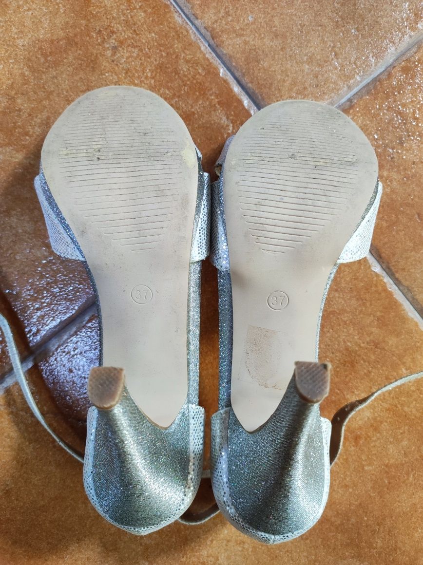 Sandália prateada com brilhantes de tacão alto, marca Seaside,.