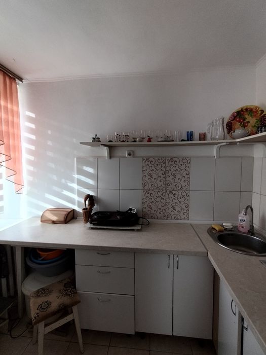 Велика кімната в гуртожитку зі своєю кухнею