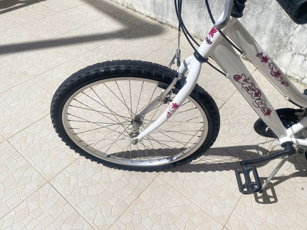 Bicicleta crianca rosa e branca