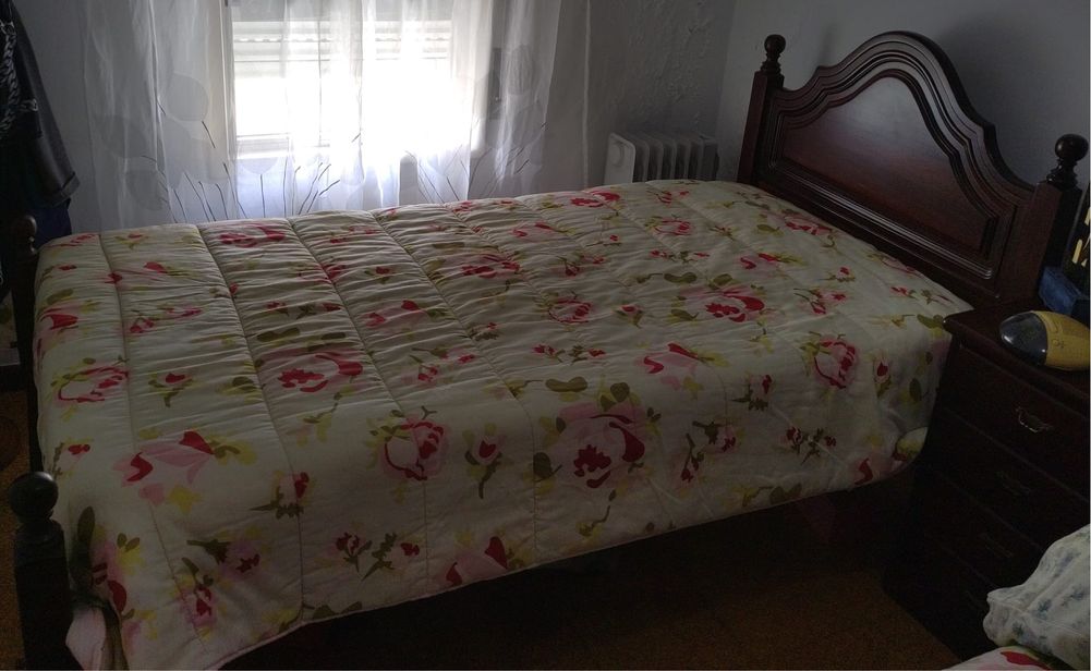 Cama de madeira massiça