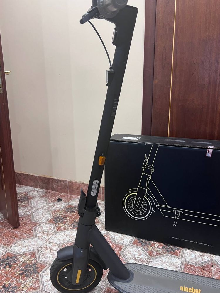 Електросамокат ninebot KickScooter MAX