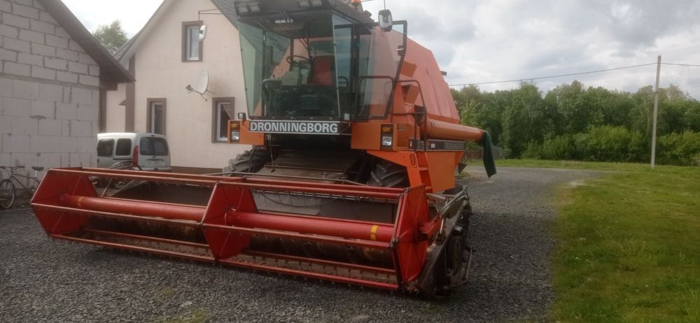 Комбайн зернозбиральний Dronningborg 7500
