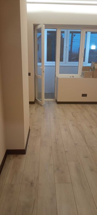 Укладка ламінату, вінілових покриттів, паркетної дошки. Шпалери