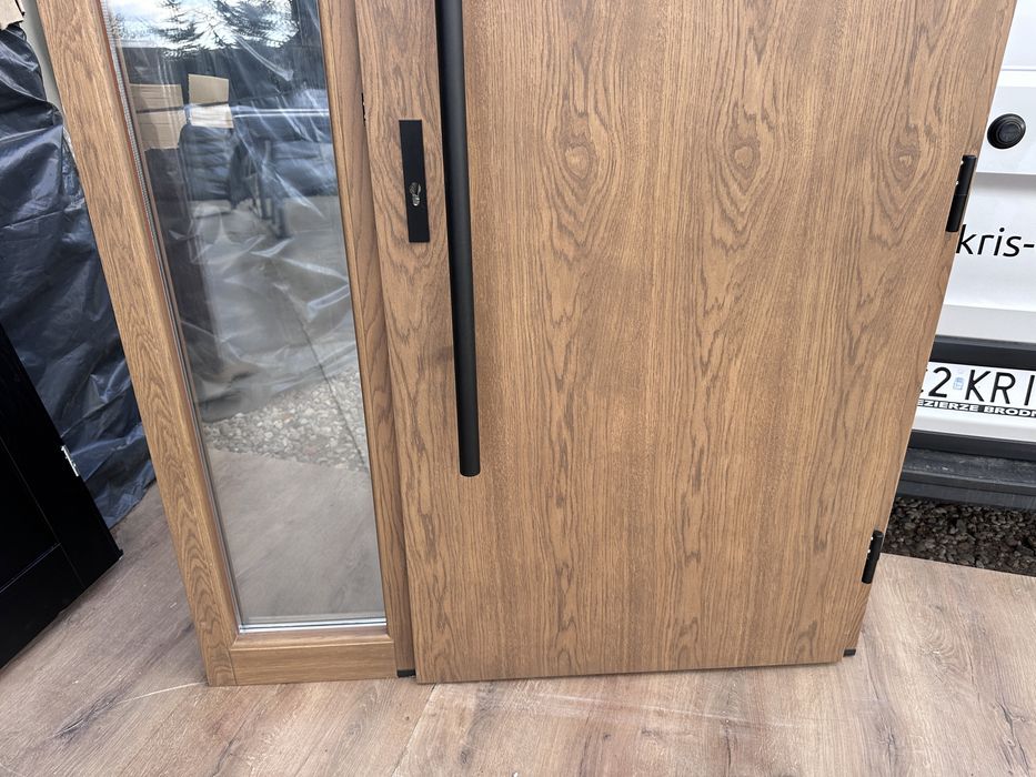 Drzwi zewnętrzne drewniane dębowe z doświetlem i antabą montaz Polska