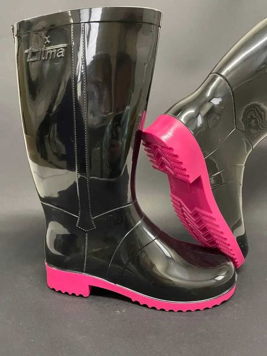 Жіночі гумові чоботи. Чорні/рожева підошва