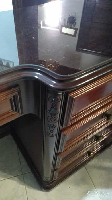 Escrivaninha em madeira trabalhada