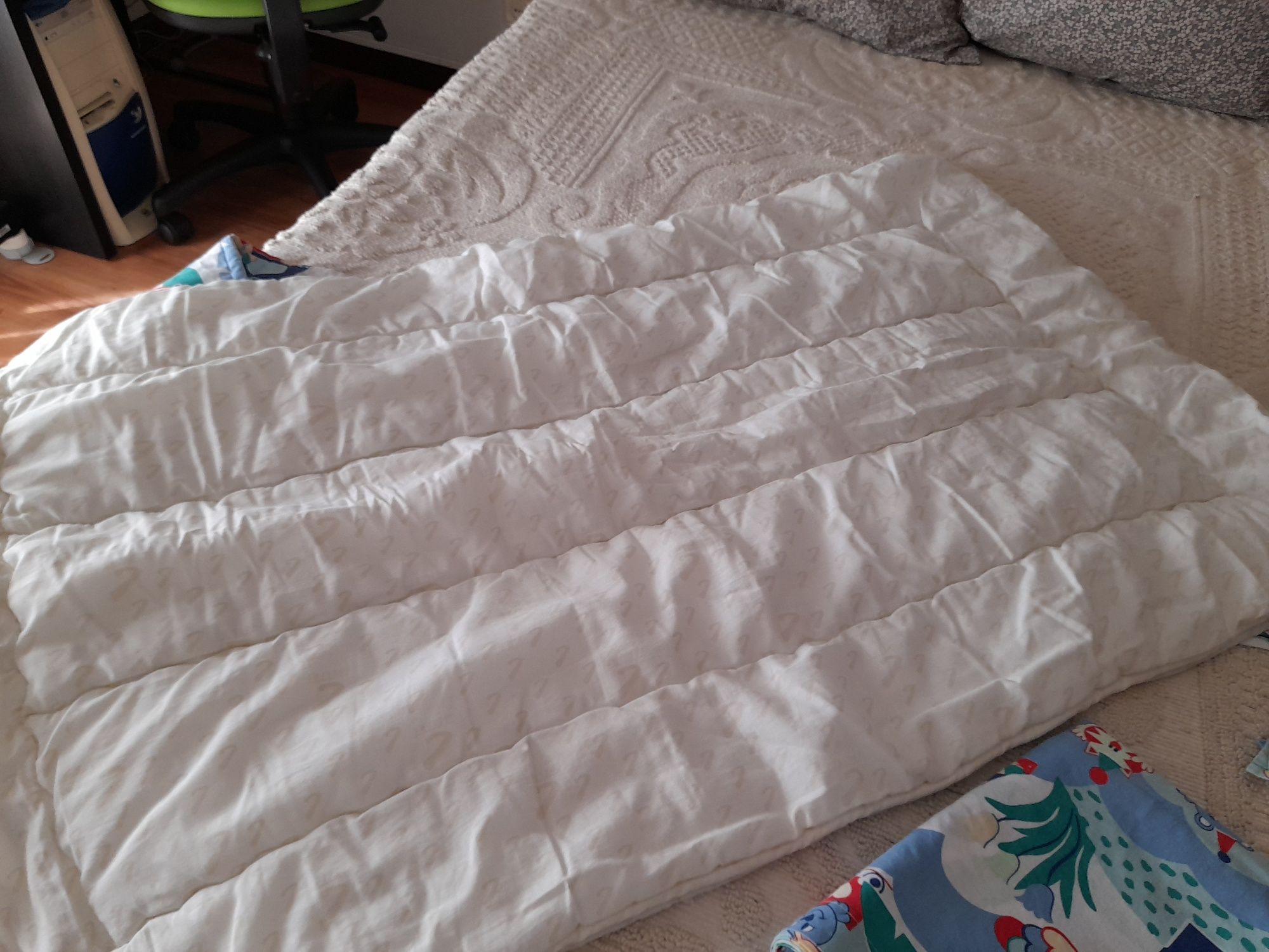 Cama/Berço de grades pinho c/colchão, edredon e capa, prot.e banheira.