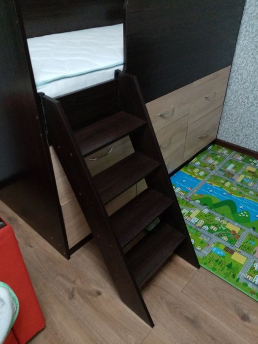 Дитяче ліжко-горище з матрасом.