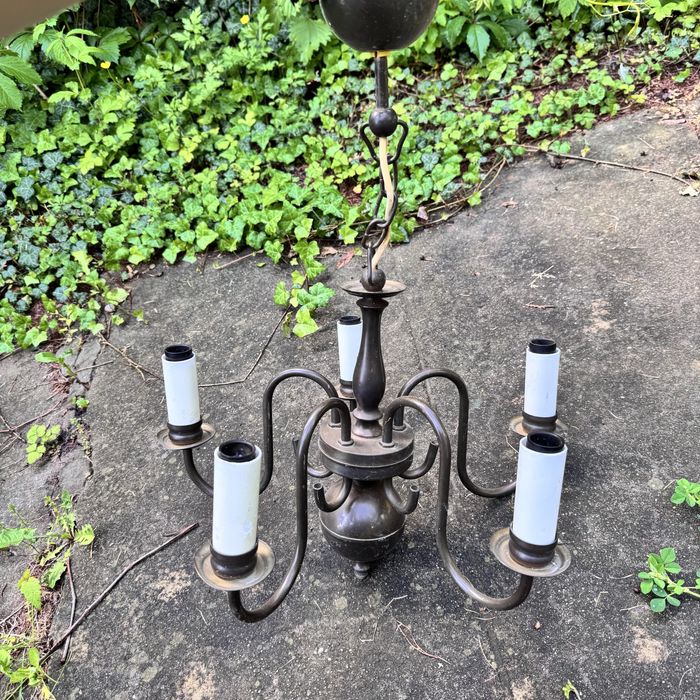 Stary mosiężny żyrandol