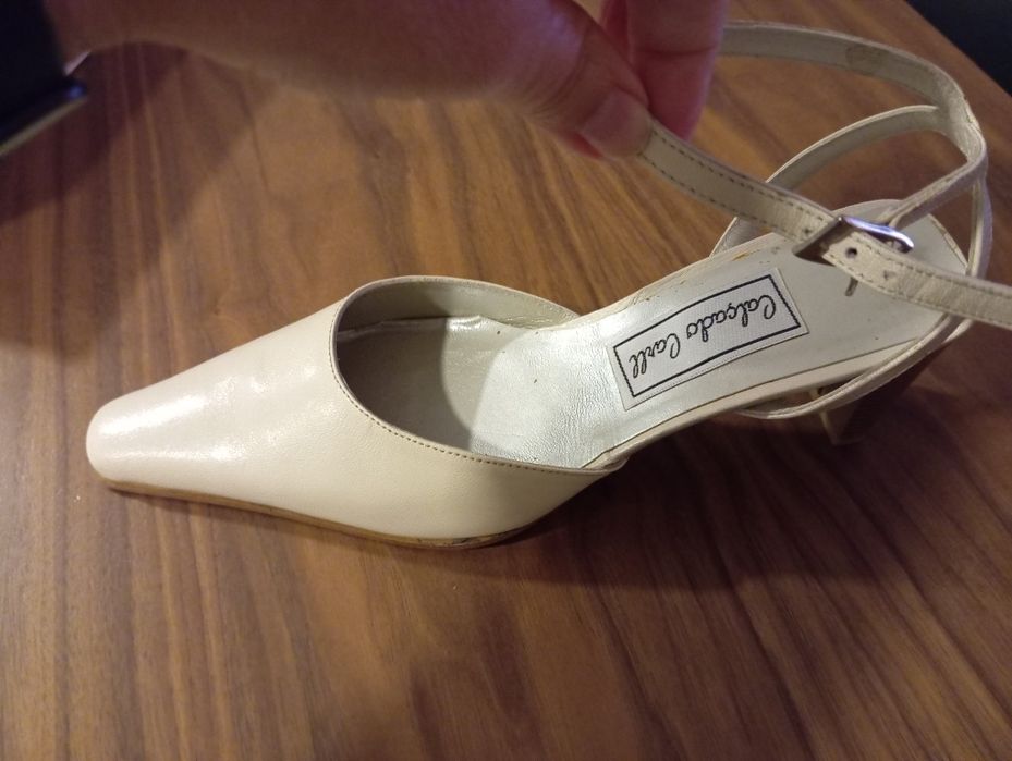 Sapatos beje confortáveis