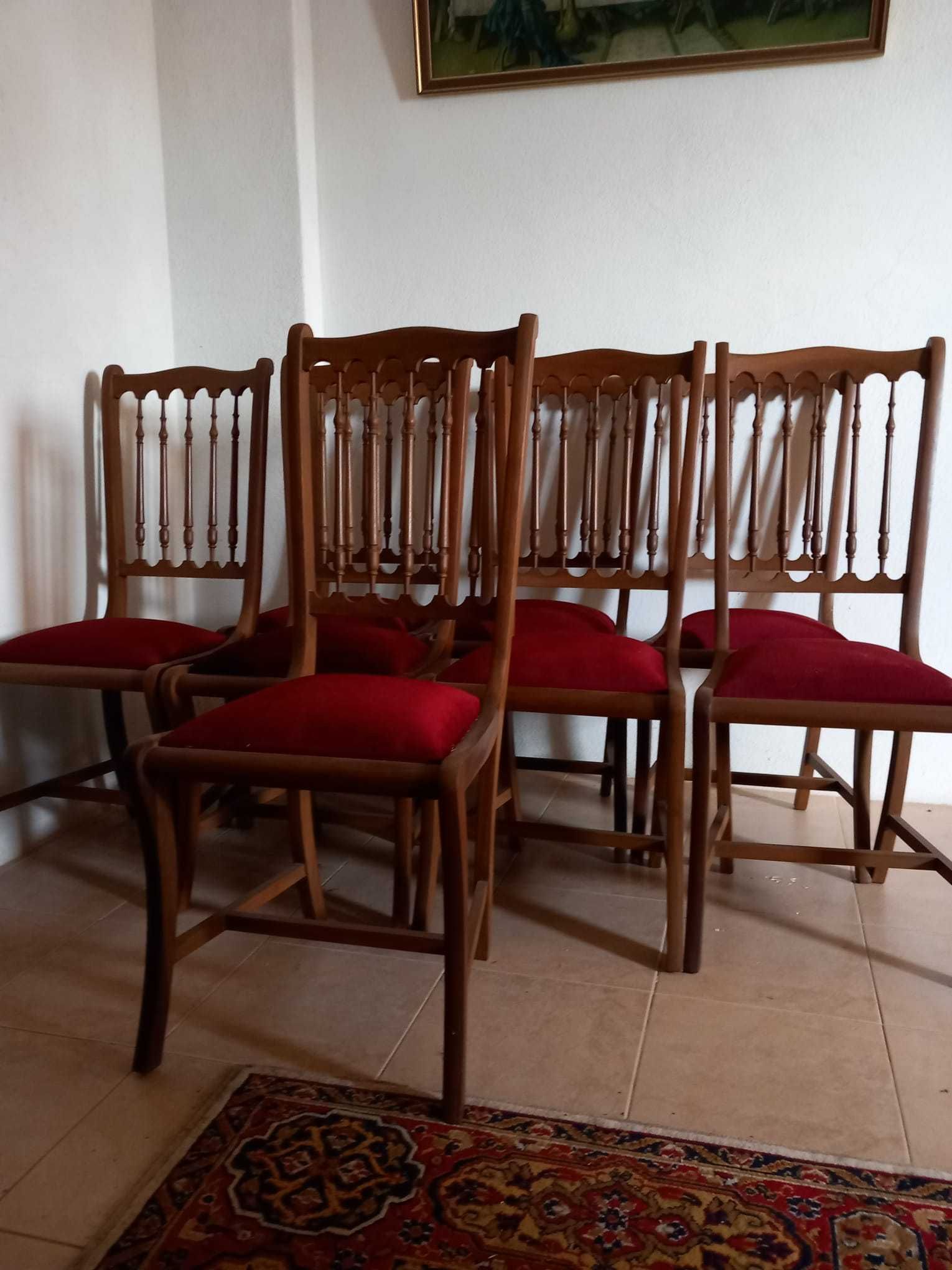 Conjunto de 8 Cadeiras em Madeira