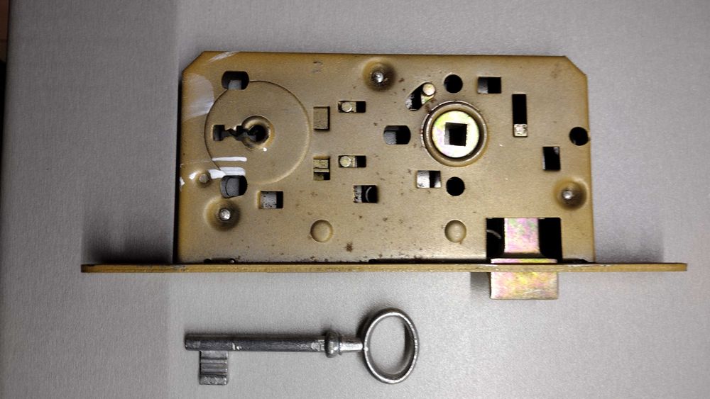 Zamek do drzwi HUNDRED na klucz