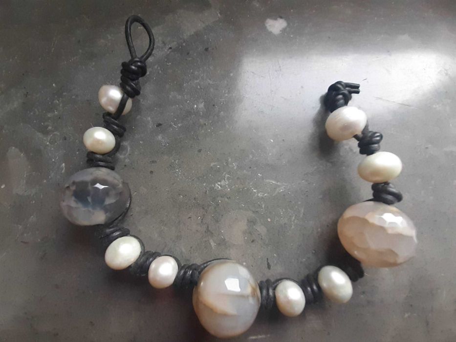 Pulseira pérolas, pedras semipreciosas e couro, Nunca usada
