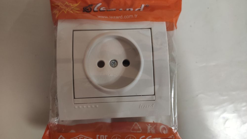 Розетка электрическая Lezard Deriy, белый цвет