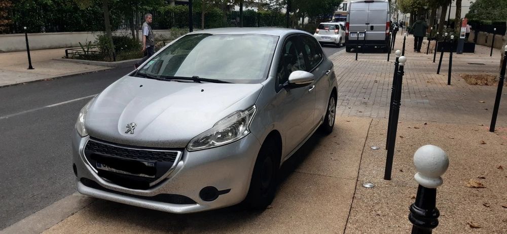 Peugeot 208 cinzento