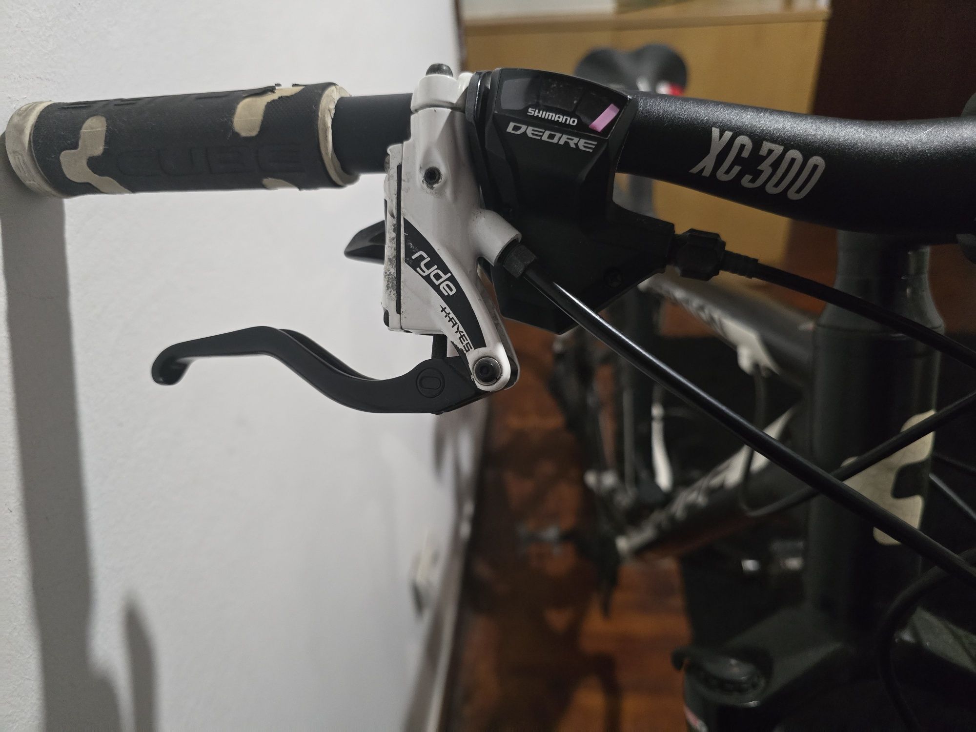 Bicicleta Cube Attention 26"