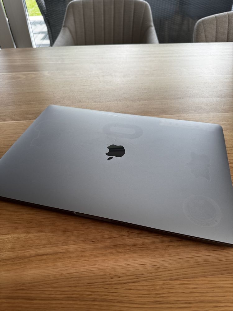 Piękny Macbook Pro 15 cali i7 16GB 1TB SSD Radeon Pro