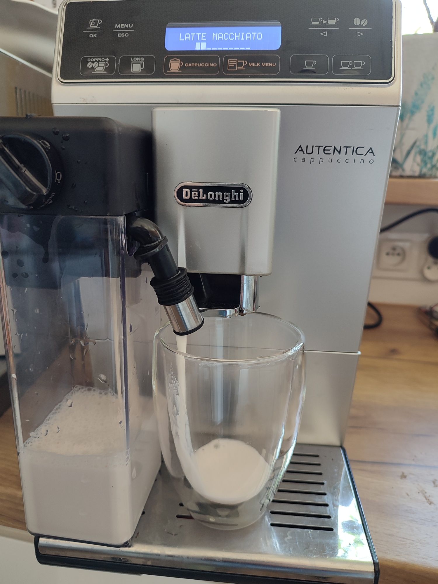 Eksres DeLonghi Autentica Cappuccino Etam29660 z pojemnikiem na mleko