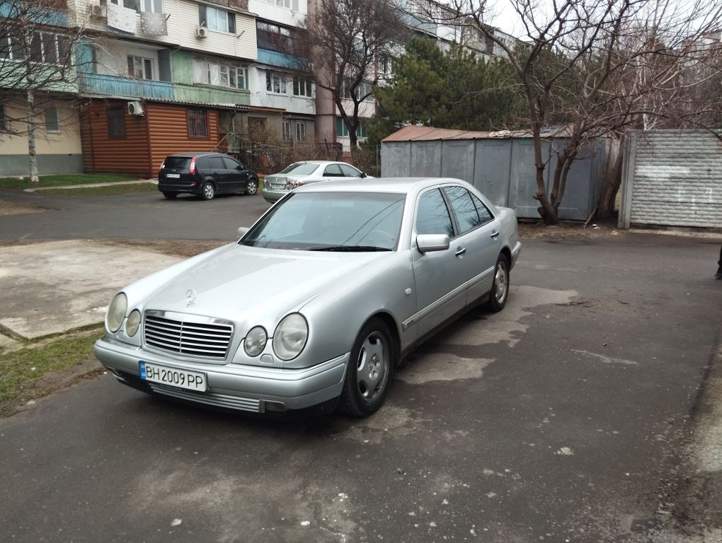 Продам Мерседес E240