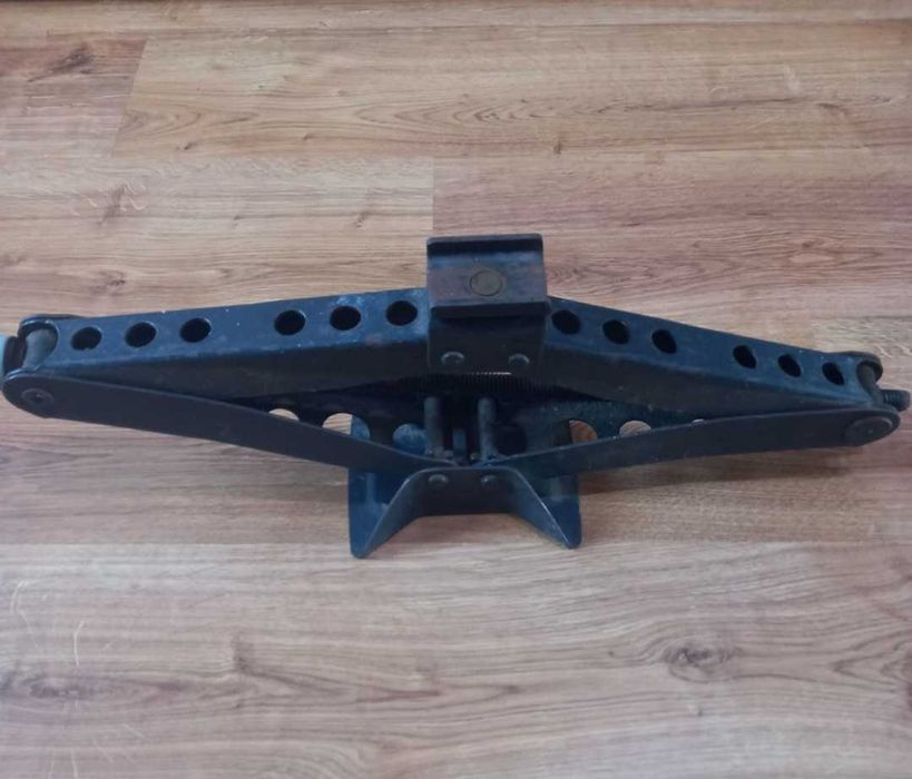 Автомобильный домкрат в хорошем состоянии. . .