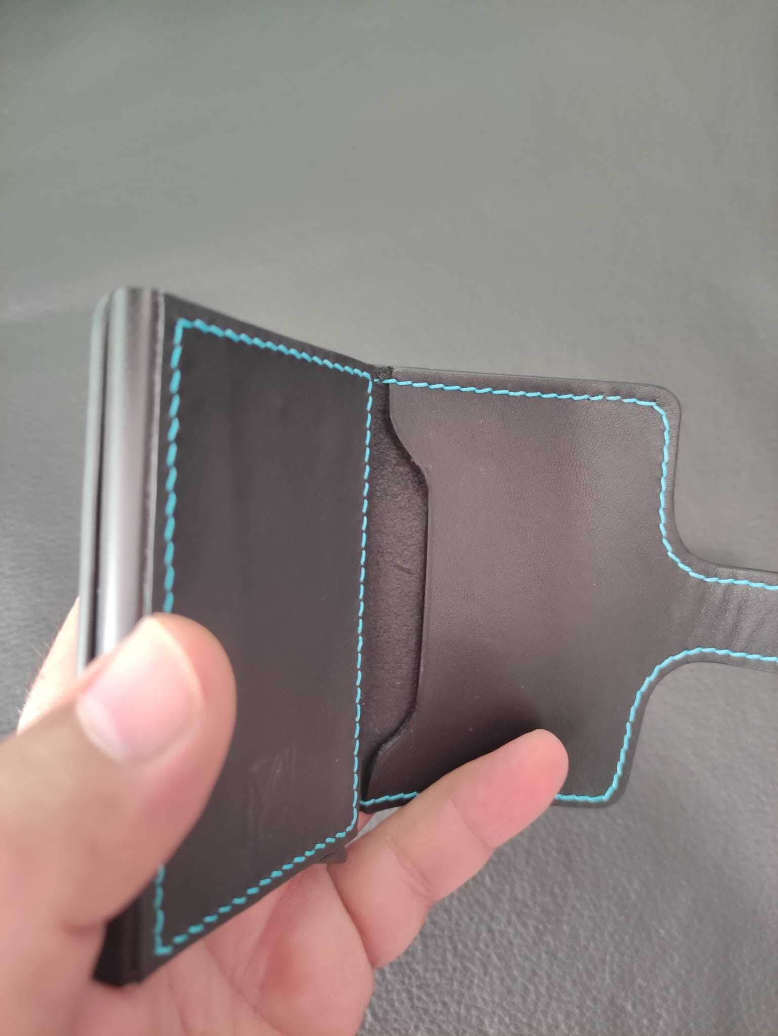 Porta-cartões em pele genuína