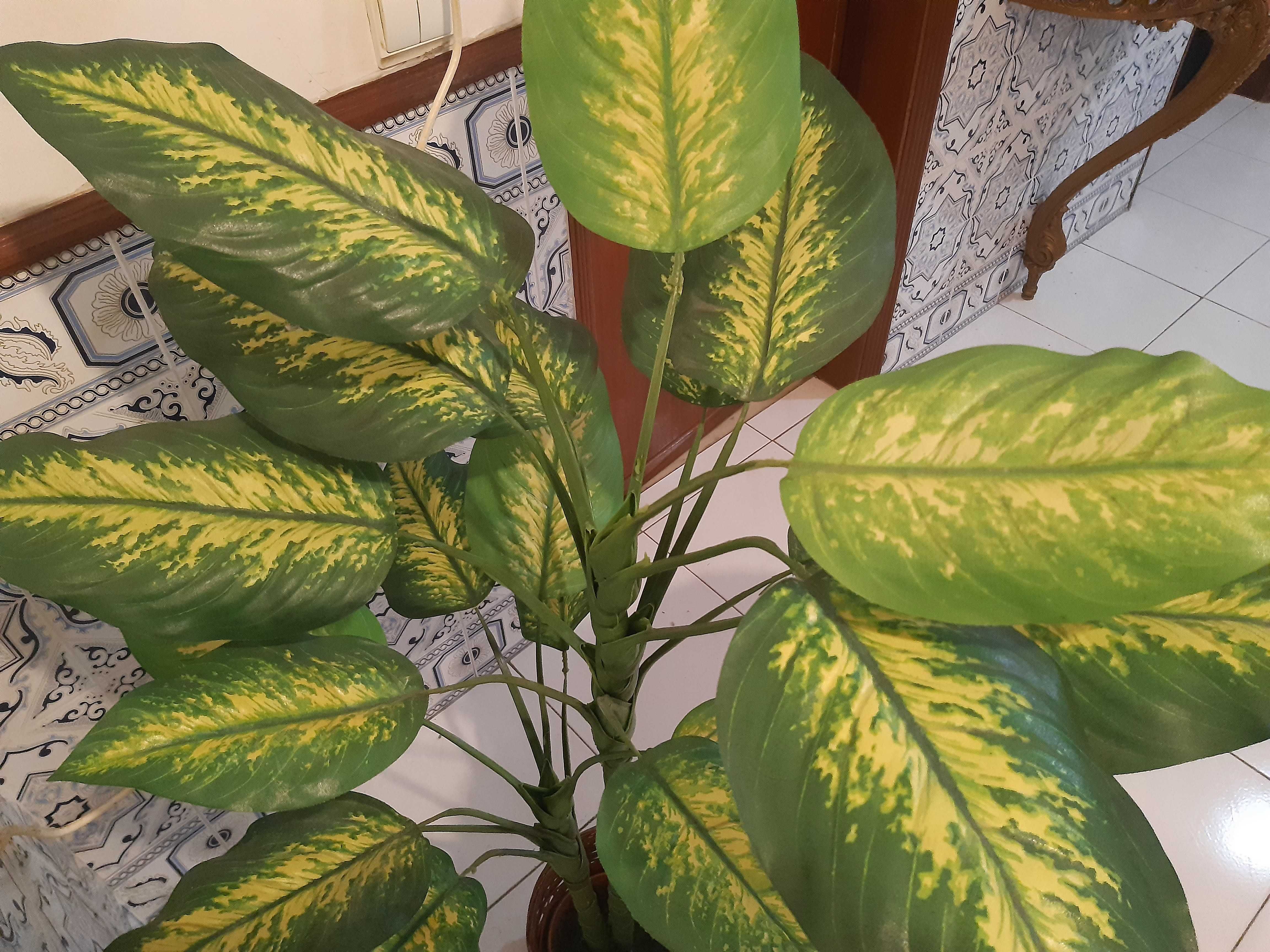 Planta artificial em cesto verga,1metro e 5cm altura, excelente estado