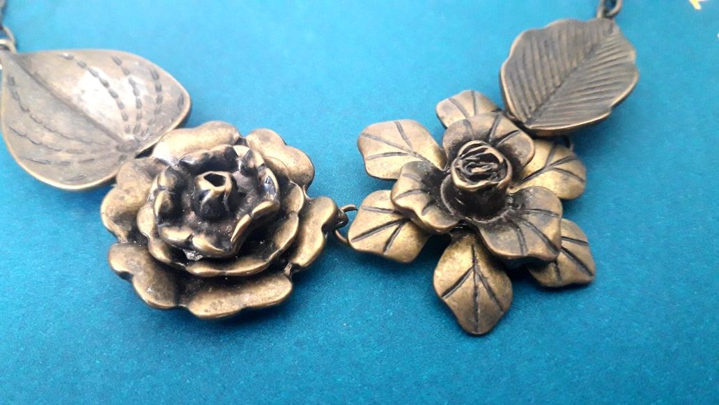 Colar de metal com flores e folhas