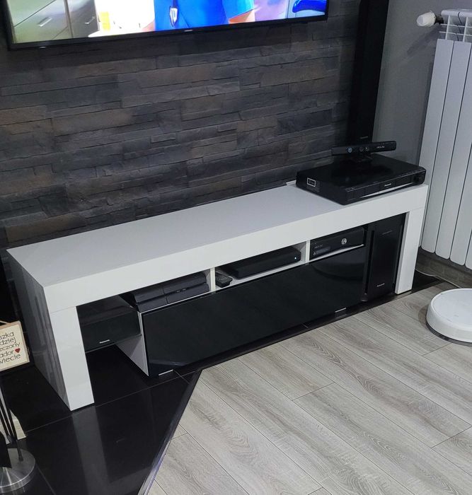 Sprzedam szafkę rtv bez sprzętu.