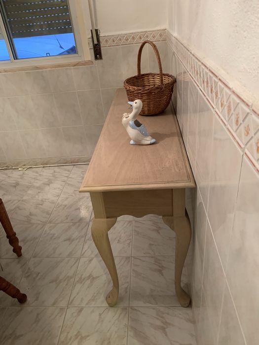 Mesa aparador com duas gavetas . Madeira clara