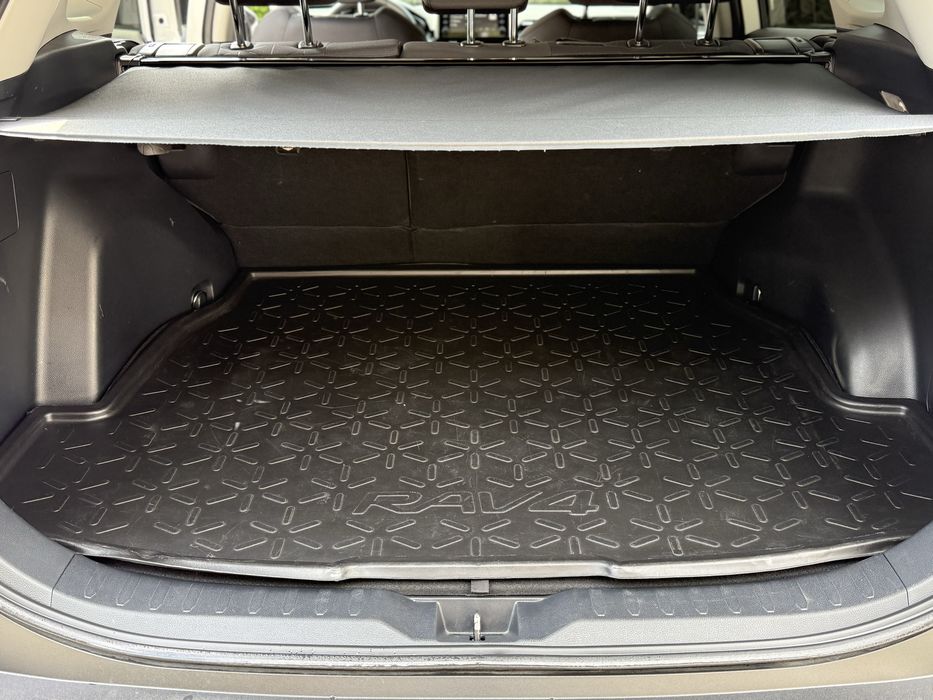 Офіційний ціленький Toyota Rav 4