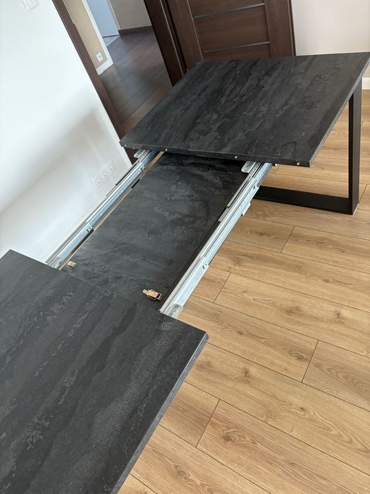 Stół rozkładany z metalowymi nogami