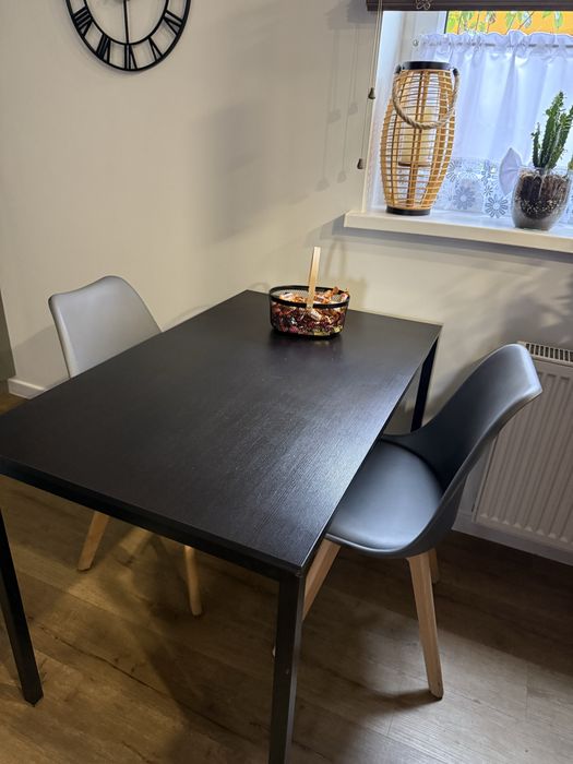 Stół z trzema krzesłami do kuchni