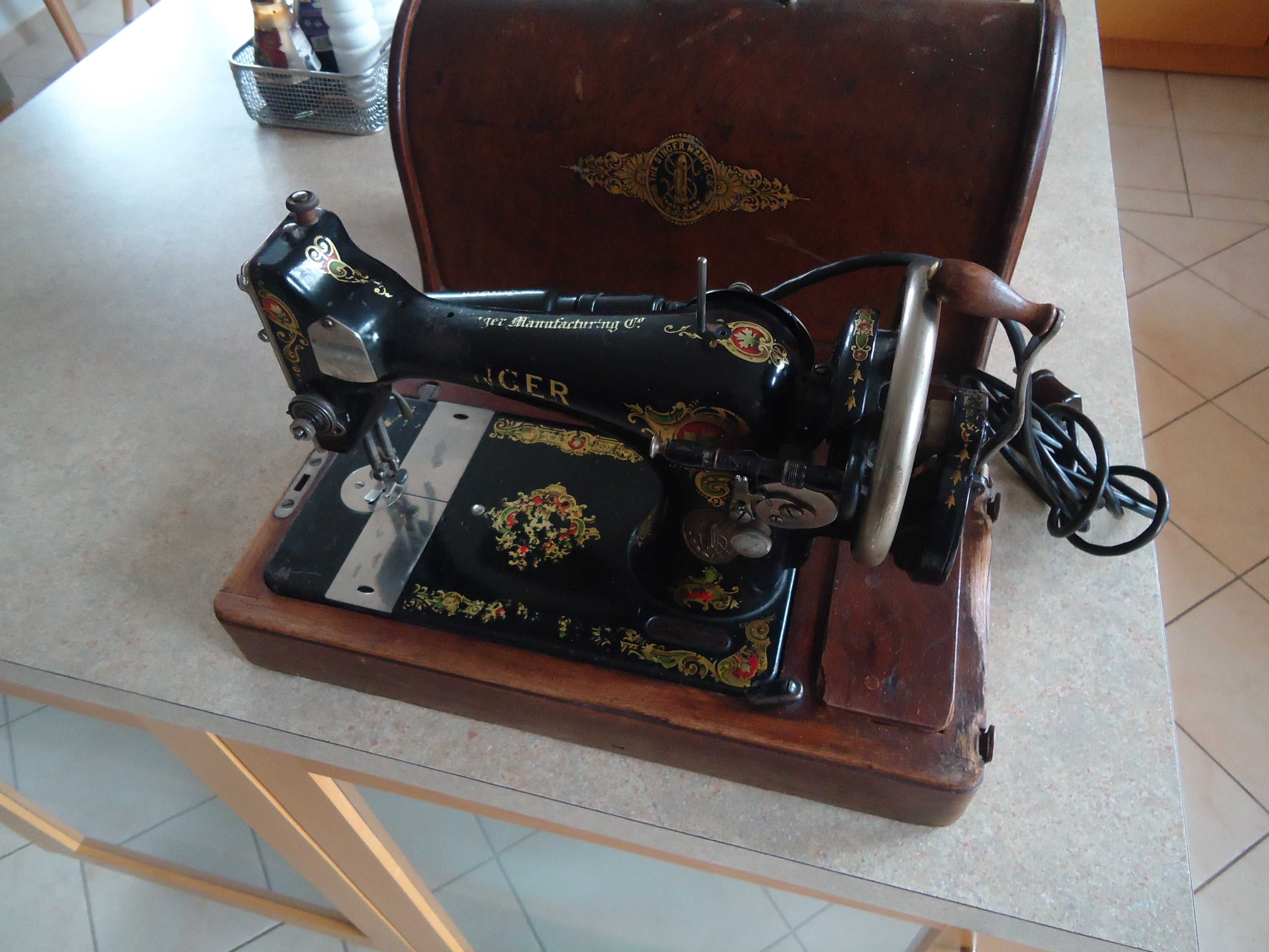 Antyczna stara maszyna do szycia SINGER z drewnianym kufrem