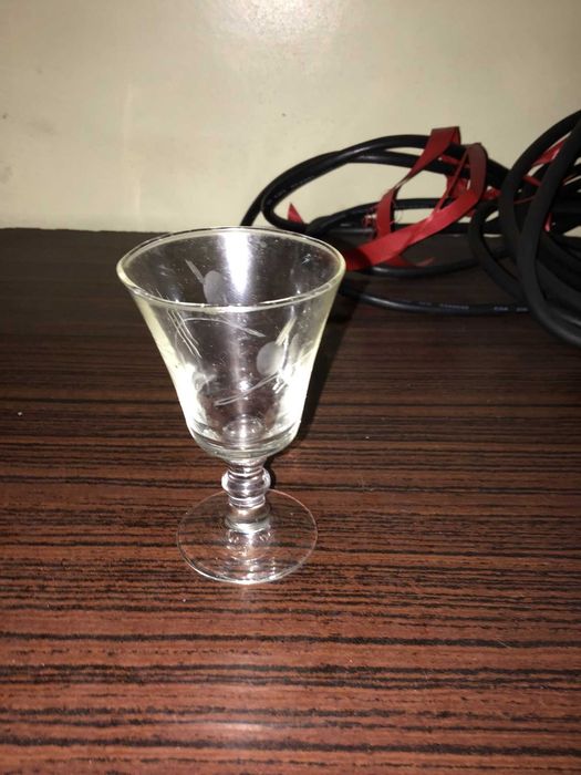 copo de licor pequeno transparente