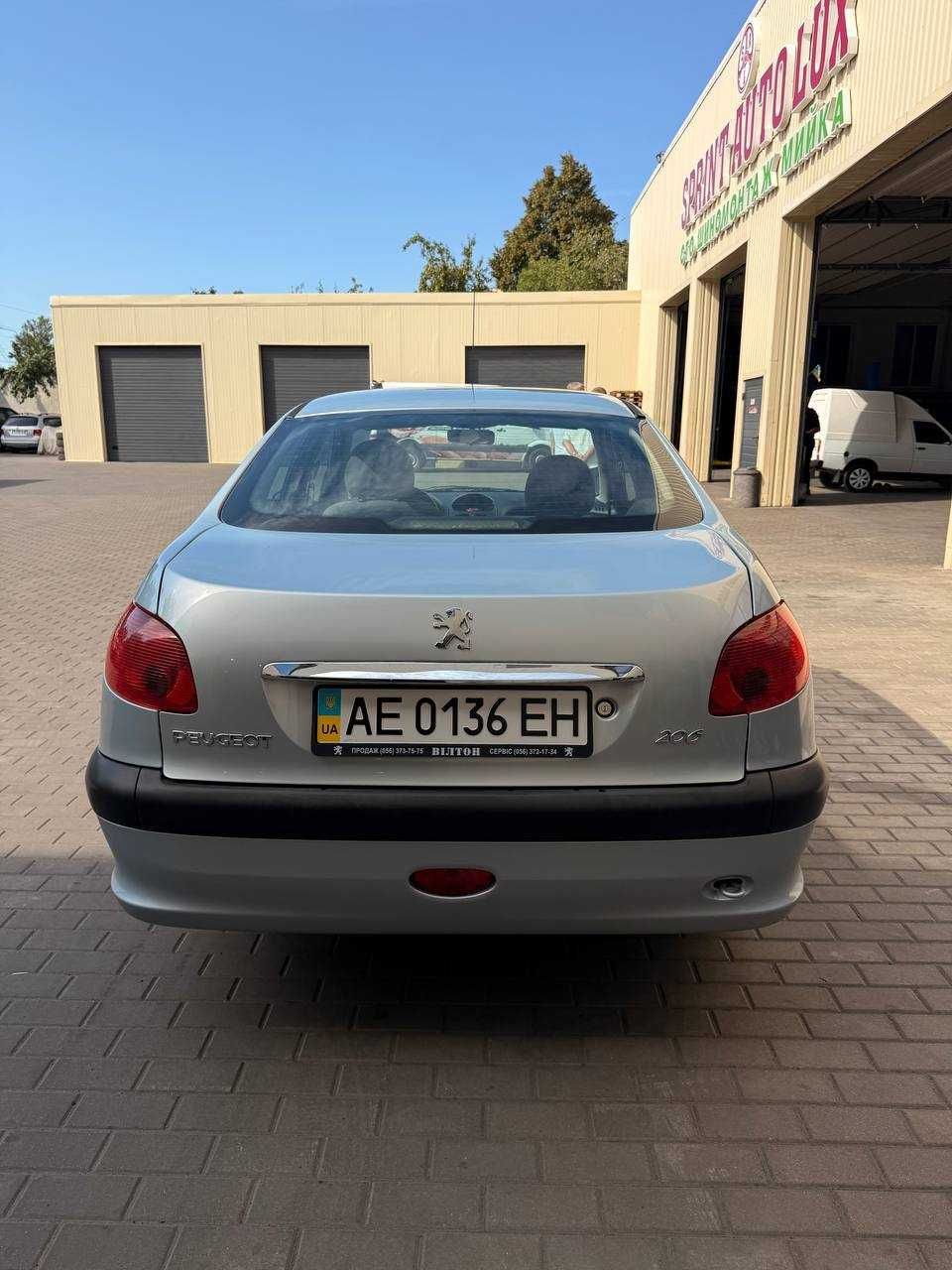 Продам Peugeot 206  2010 р.в. з пробігом 49000 км. !