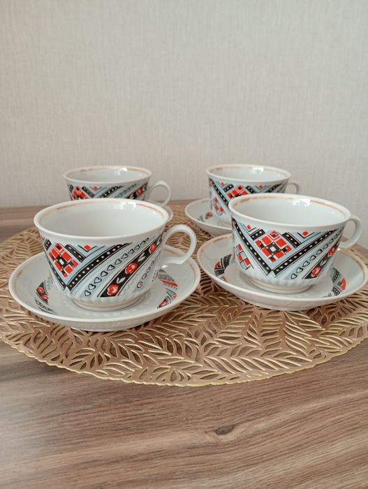 Горнятка з блюдцями.