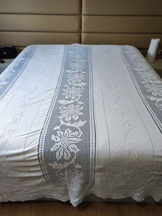 Toalha de mesa em linho, bordada em ponto grilhão e com renda