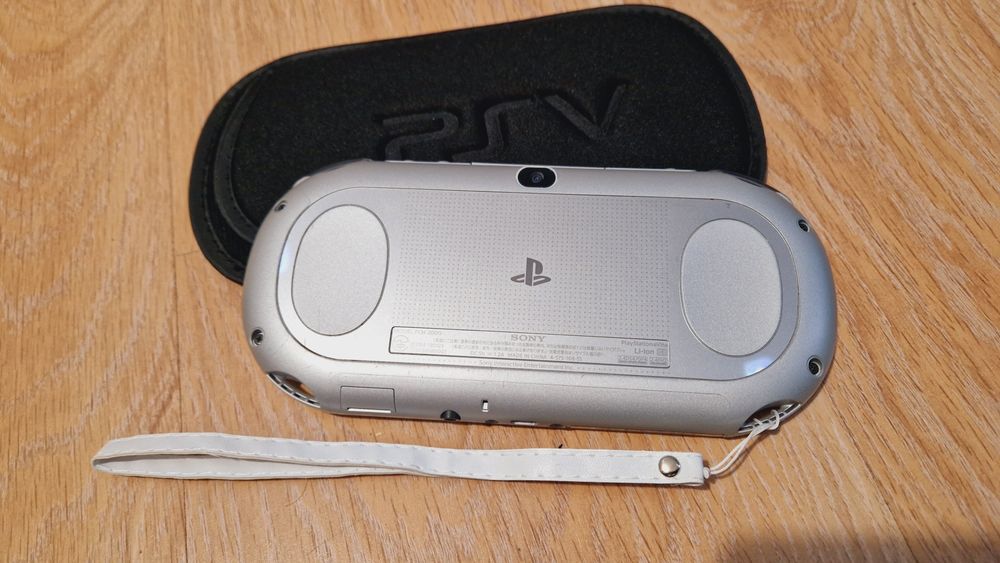 Серебристая Ps Vita Slim 64гиг с играми 60шт