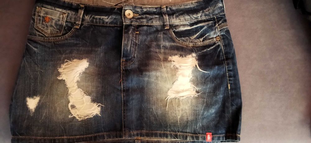 Sprzedam jeansową spódniczkę rozmiar 40