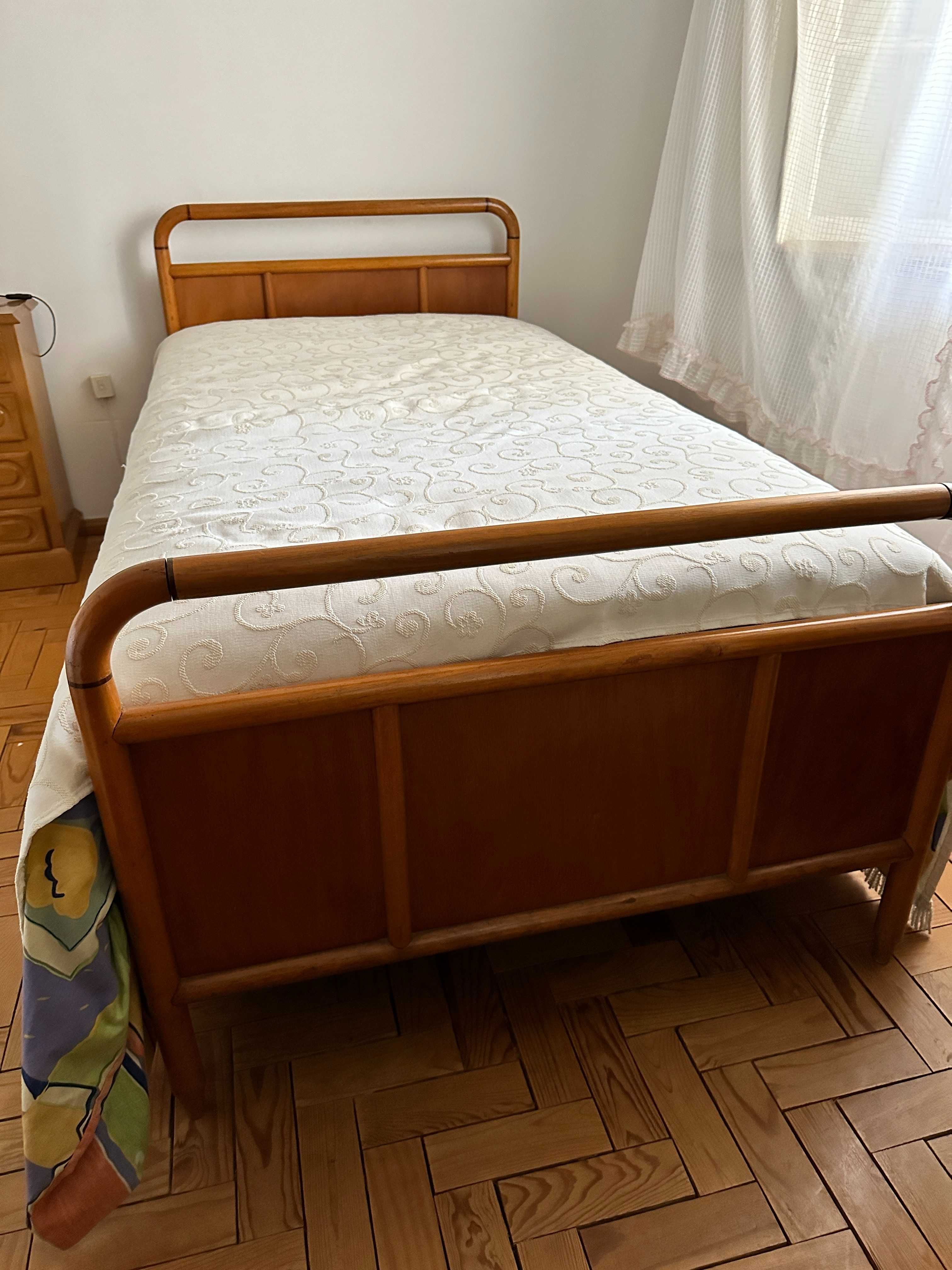 2 Camas Solt. 100cm larg. c Colchão + Mesa de Cab. | Sem Marcas de Uso