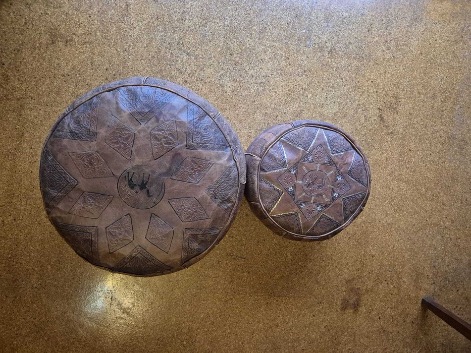 Conjunto de 2 pufes (otomanos) em couro gravado