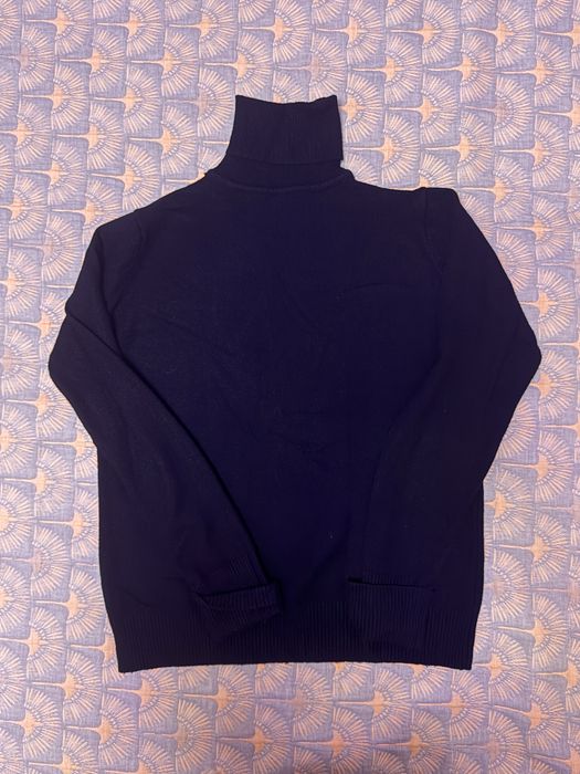 Темно-синя водолазка