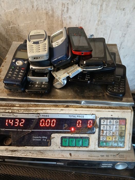 Telefony stare, klawiaturowe, klawiszowe, smartfony