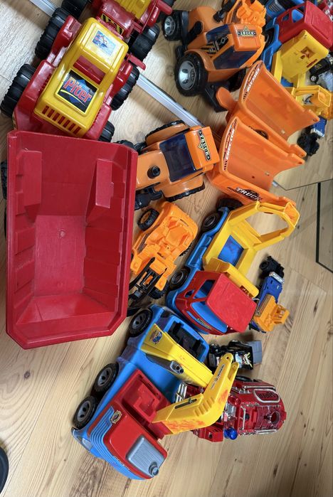 Zabawki. Samochodziki. Traktorki. Dla chłopca.