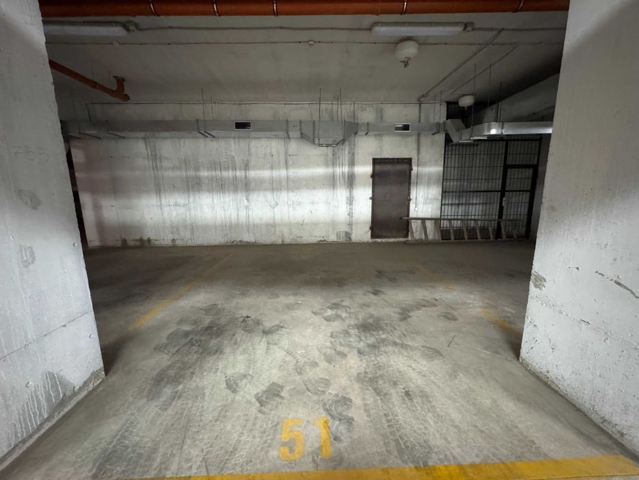 Паркомісце у підземному паркінгу в центрі міста