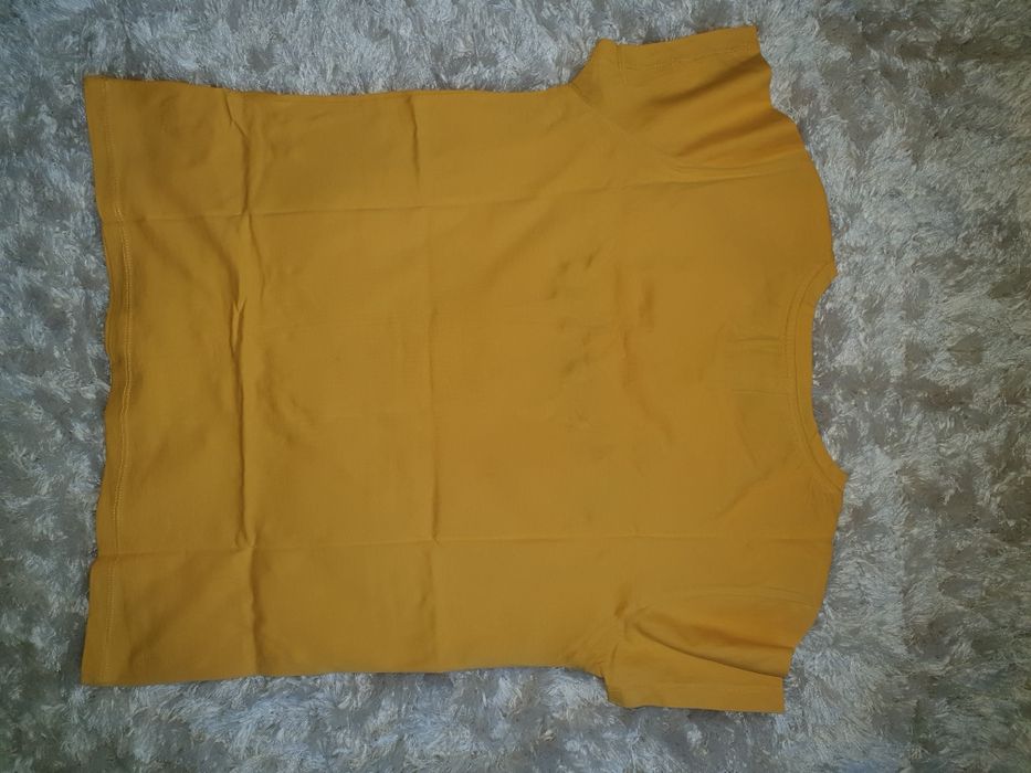 T-shirt amarela com pérolas