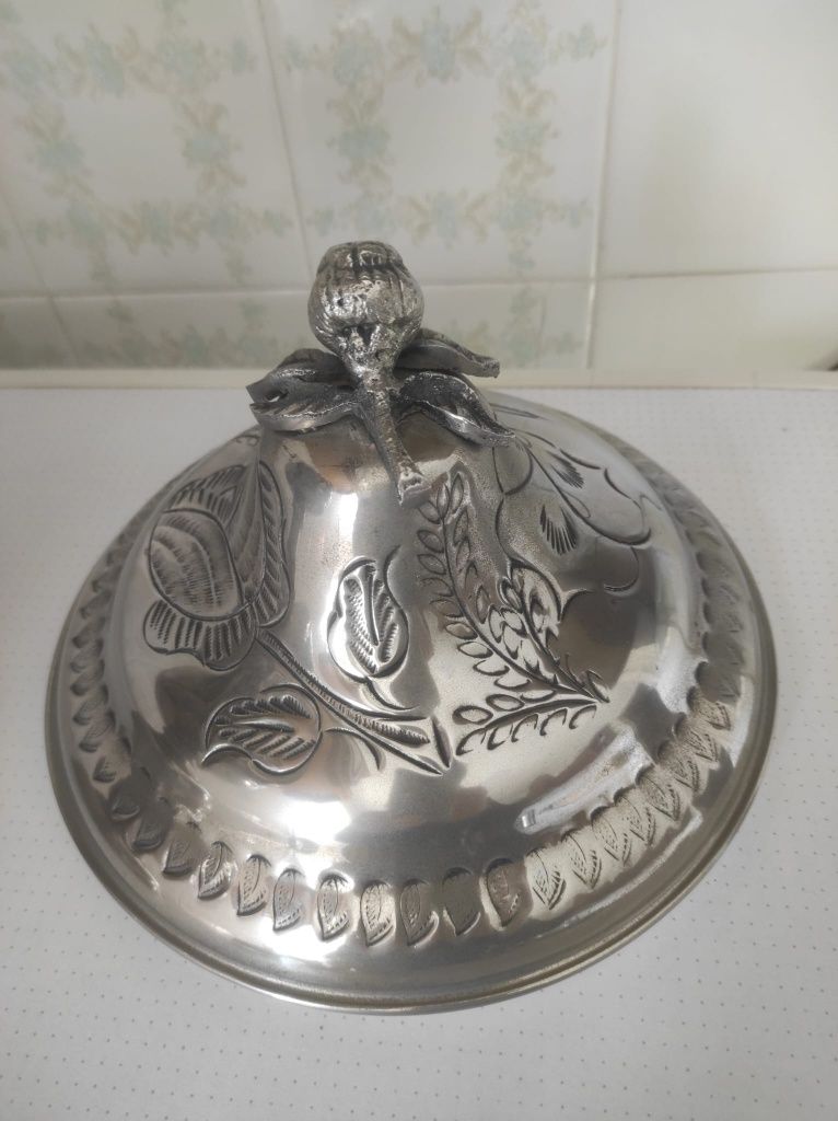 Taça antiga em estanho