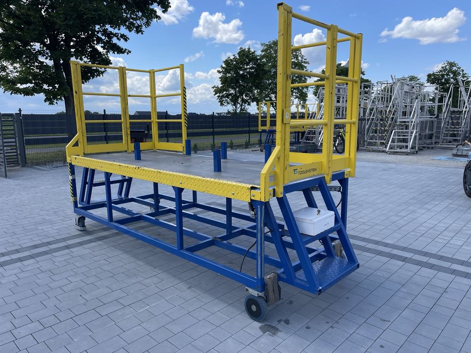 Podest jezdny akumulatorowy. Rampa. Drabina magazyn. Platforma.