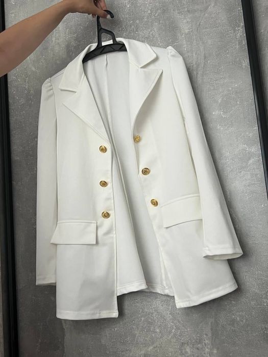 Жіночий стильний костюм