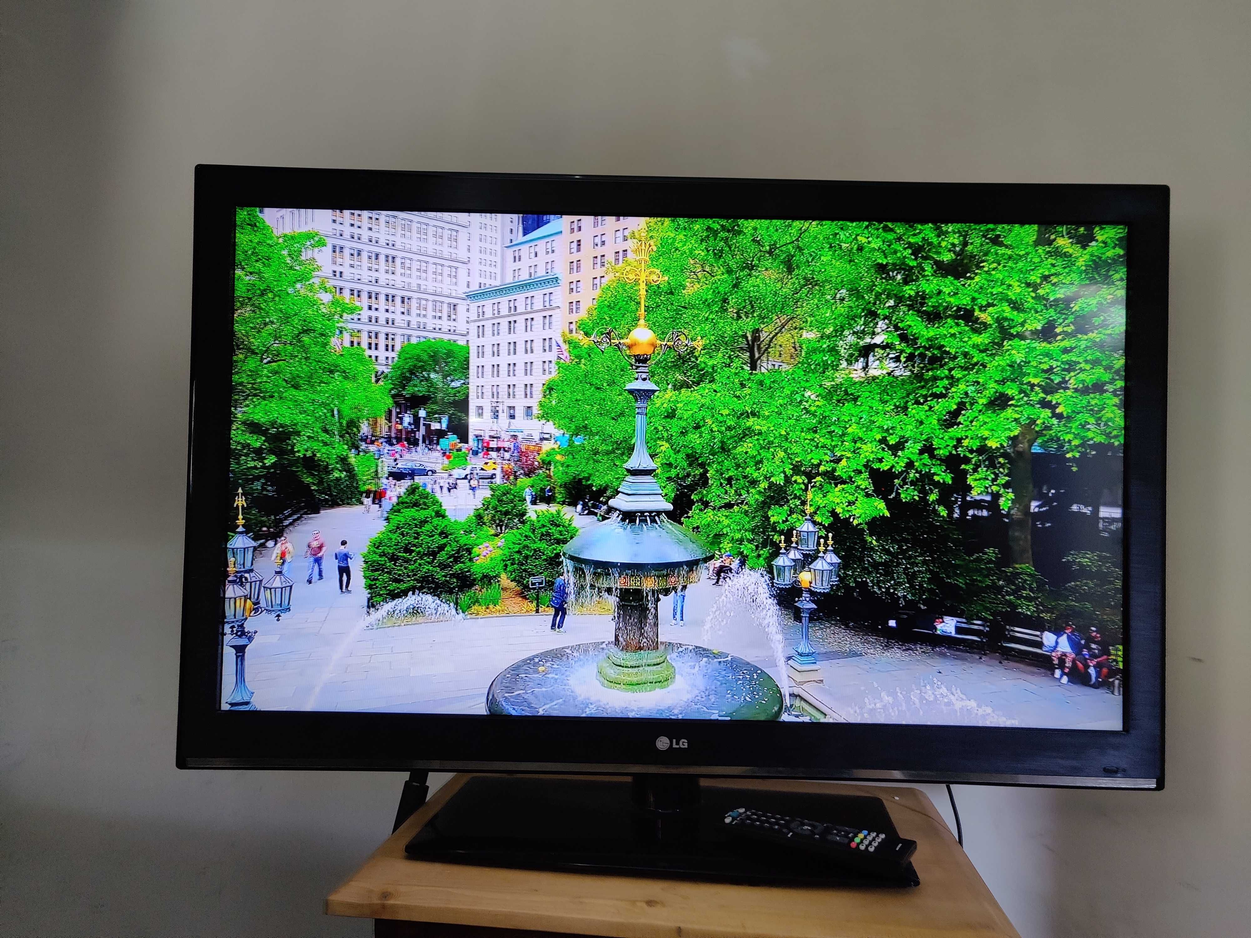 Телевизор LG 42CS460T